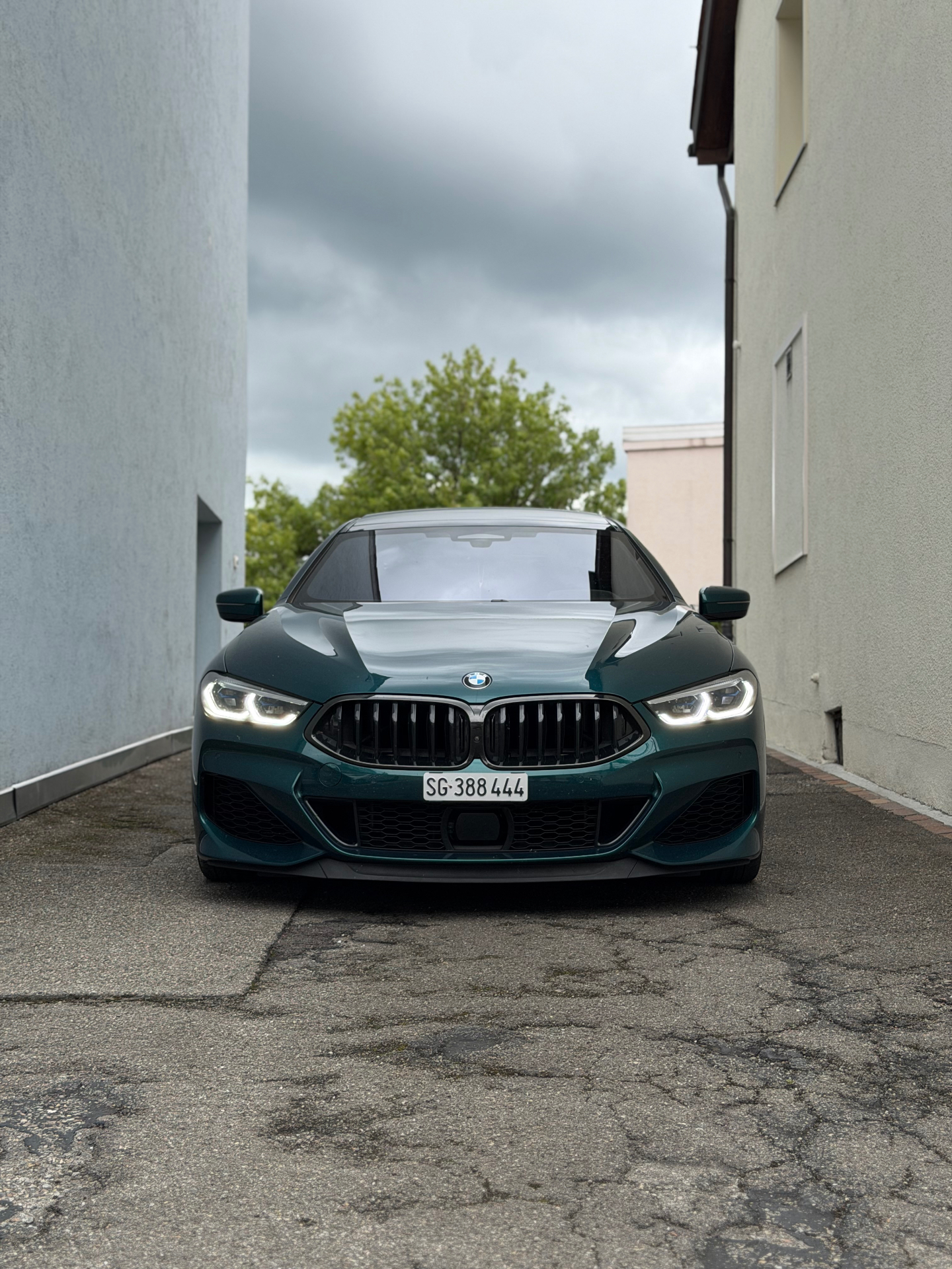 BMW M850i Gran Coupé Frontansicht mit Tagfahrlicht in einer Gasse