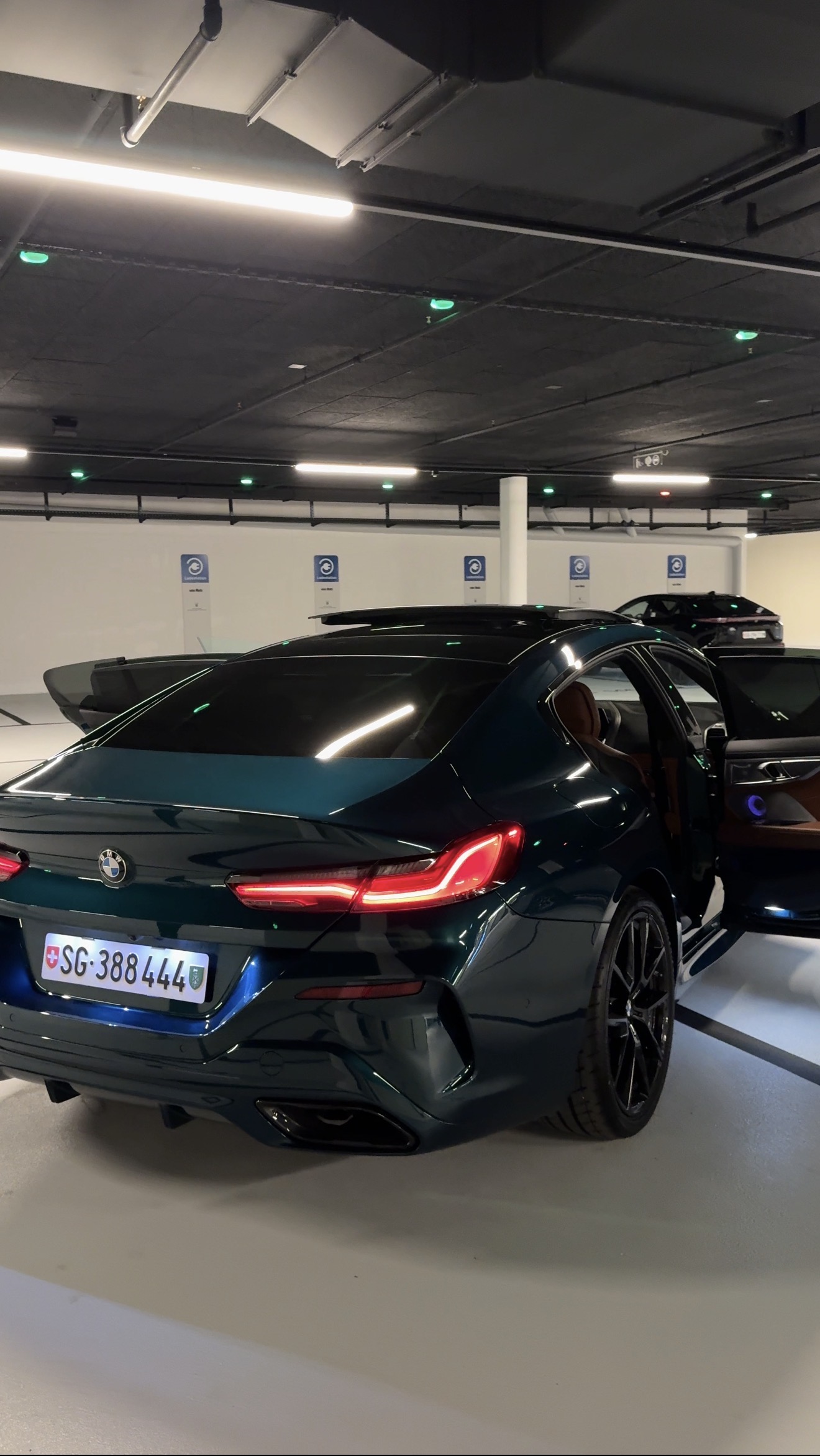 BMW M850i Gran Coupé Heckansicht in der Tiefgarage