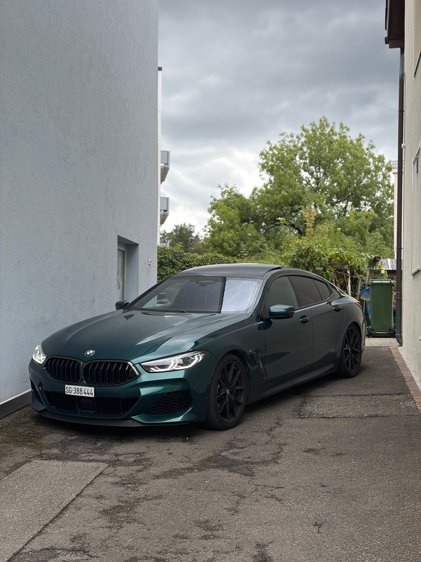 BMW M850i Gran Coupé Seitenansicht zwischen zwei Häusern